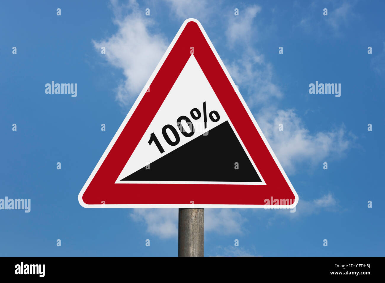 Dettaglio foto di una segnaletica di pericolo "verso l'alto gradiente' con la scritta 100 percentuale, lo sfondo del cielo. Foto Stock