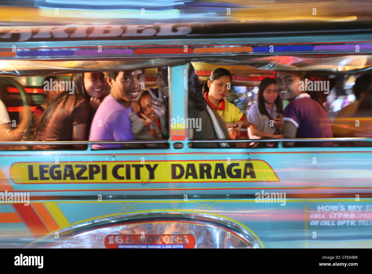 Sorridenti dei giovani in un jeepney, Legazpi City, isola di Luzon, Filippine, Asia Foto Stock