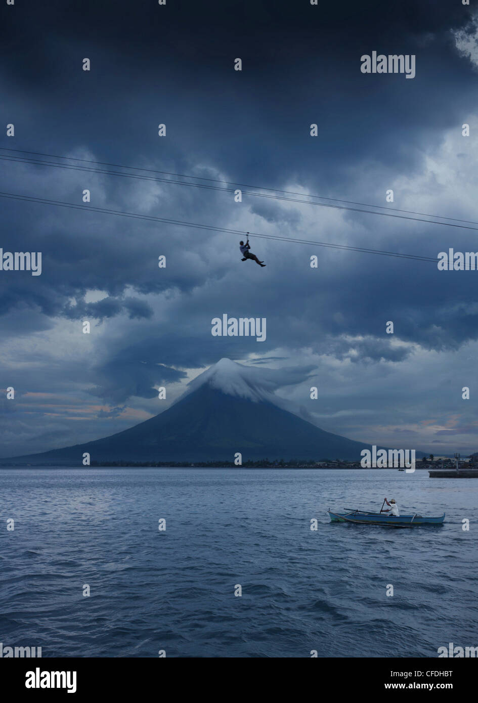 Uomo sulla zipline e fisherman con il vulcano Mayon, Legazpi City, isola di Luzon, Filippine, Asia Foto Stock