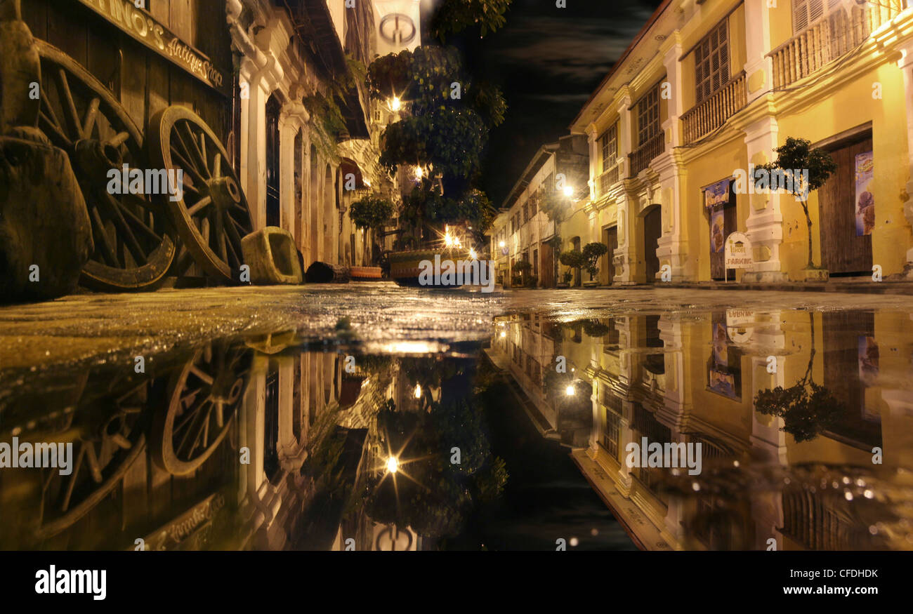 Riflessioni sulla strada bagnata di notte, spagnolo città coloniale Vigan, Ilocos, isola di Luzon, Filippine, Asia Foto Stock