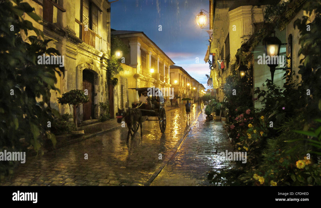 Notte piovosa in Vigan, uno spagnolo città coloniale in Ilocos, Vigan, isola di Luzon, Filippine, Asia Foto Stock