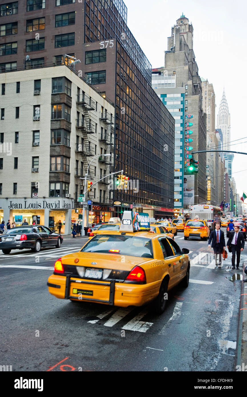 Occupato Lexington Avenue, Chrysler Building in background, Manhattan, New York, New York, Stati Uniti d'America Foto Stock
