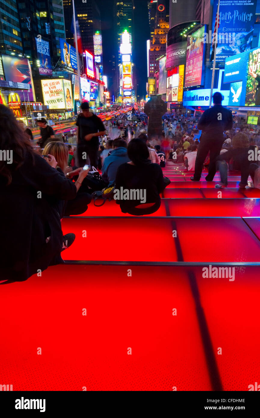 Persone a Times Square di notte, Manhattan, New York, USA, America Foto Stock