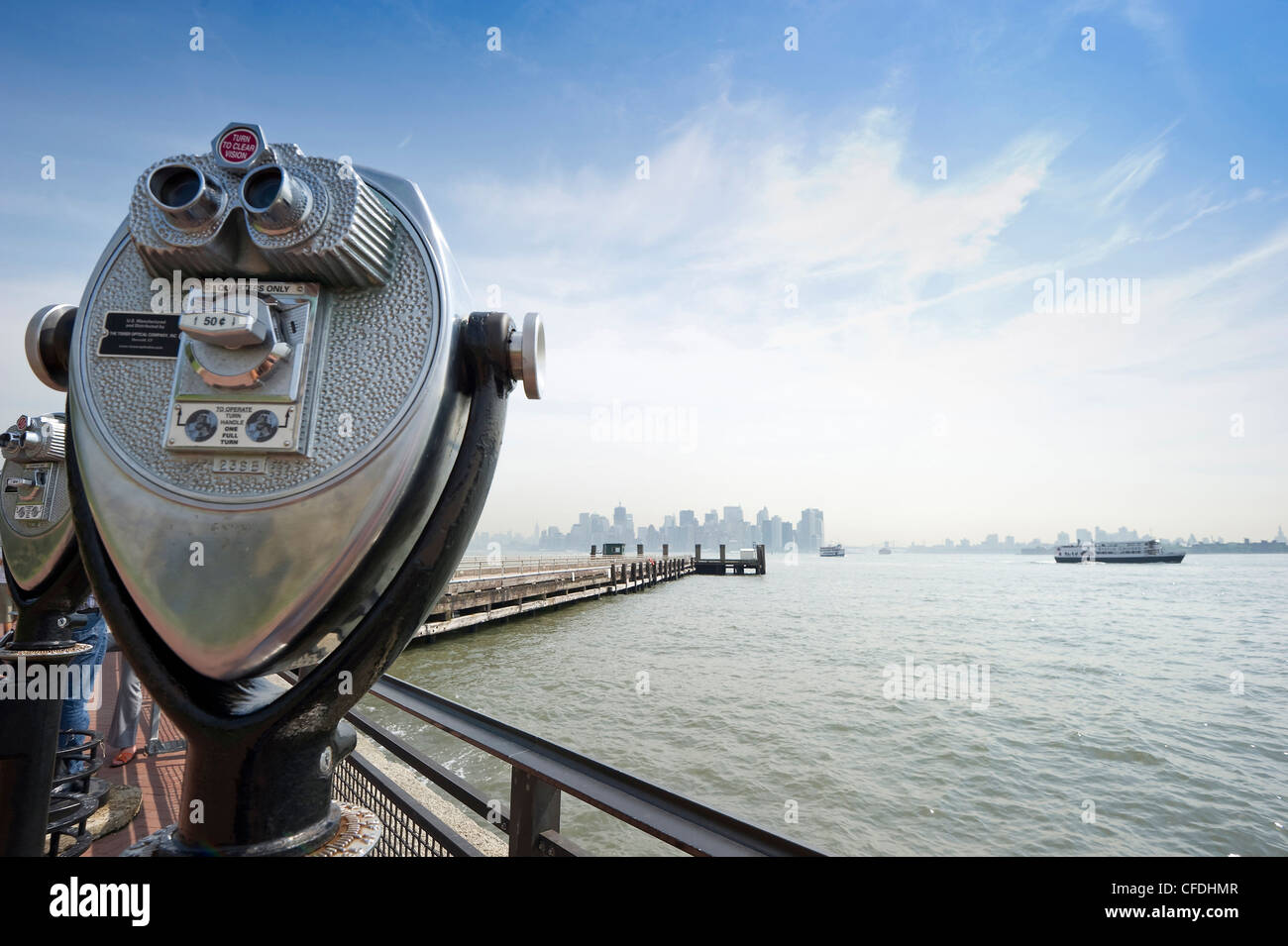 Skyline di Manhattan visto da Liberty Island e Manhattan, New York, USA, America Foto Stock
