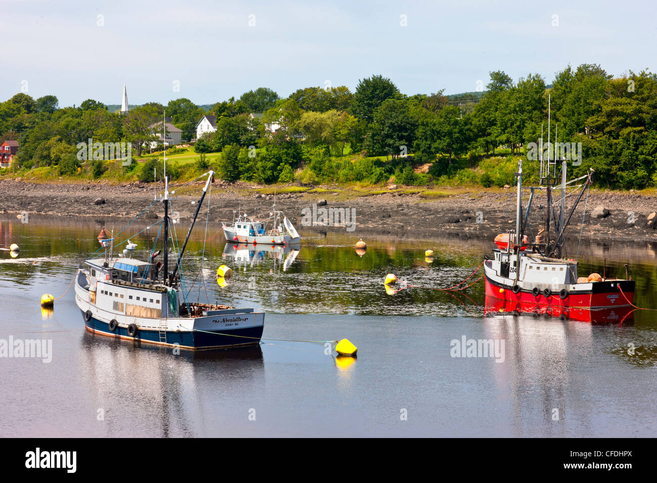 Barche da pesca ancorate , Annapolis Royal, Baia di Fundy, Nova Scotia, Canada Foto Stock
