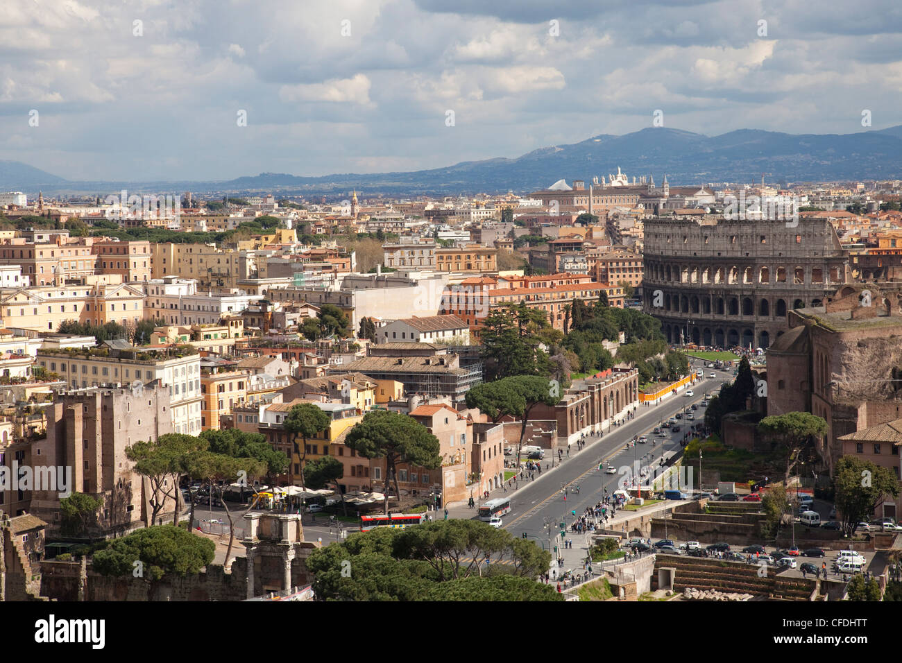 Vista su Roma e il Colosseo dall'Altare della Patria e il Campidoglio, Roma, Lazio, l'Italia, Europa Foto Stock