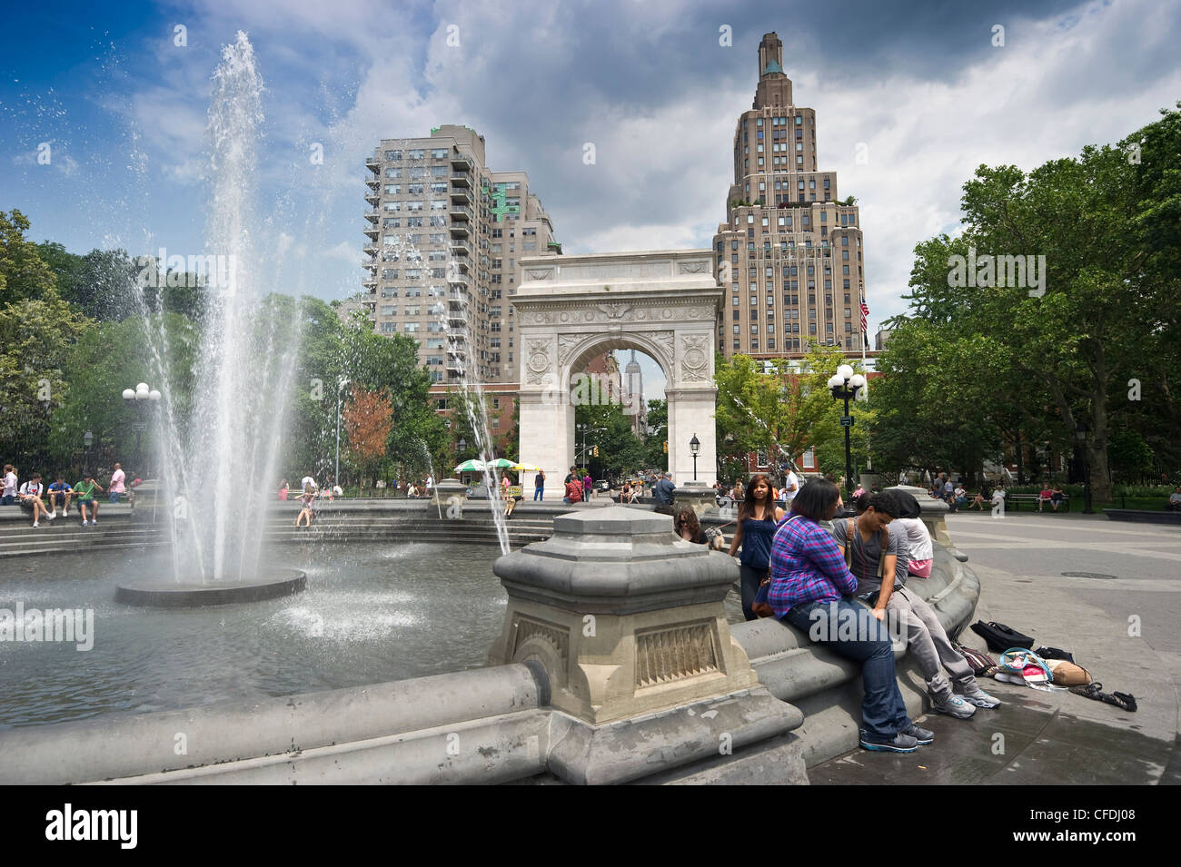 Fontana centrale con Washington Square Arch in background, Washington Square Park, Manhattan, New York, New York, Stati Uniti d'America Foto Stock