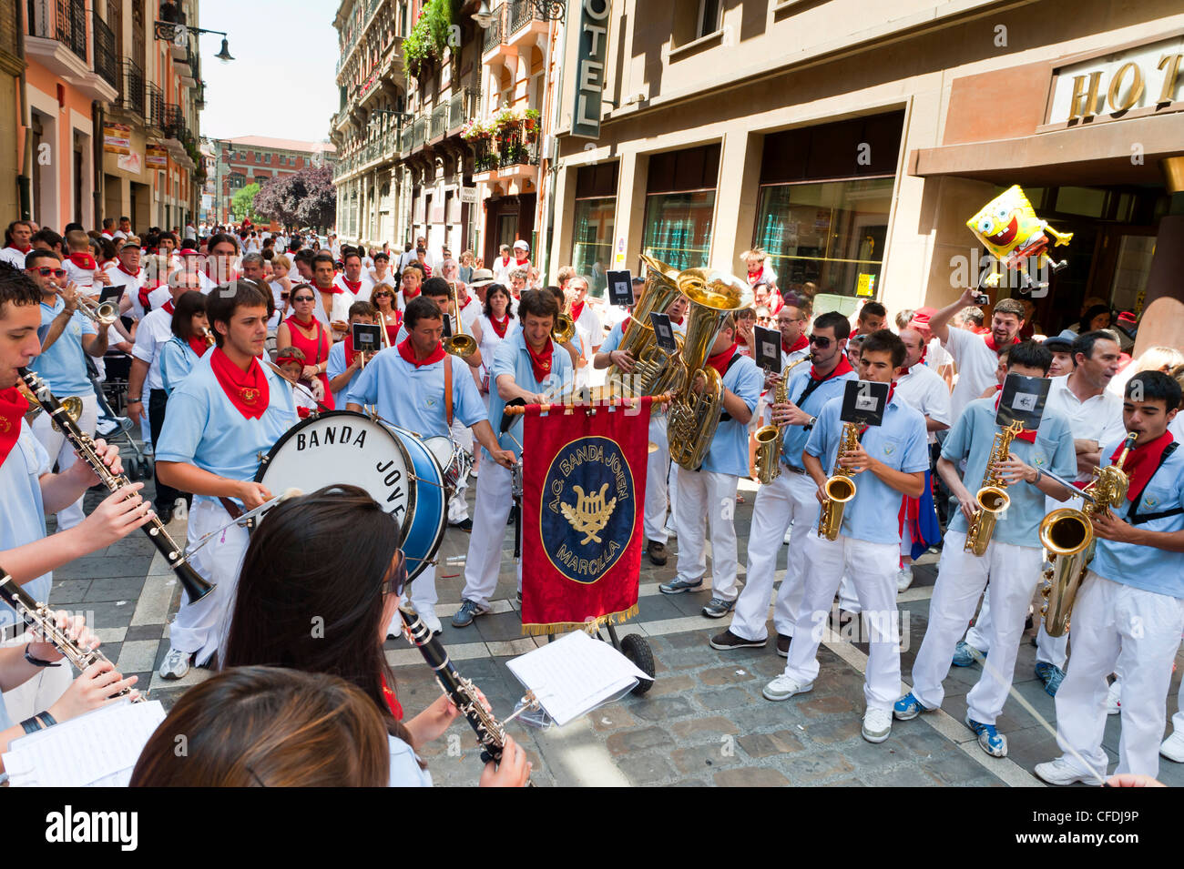 Musica di strada bande, San Fermin festival, Pamplona, Navarra (Navarra), Spagna, Europa Foto Stock