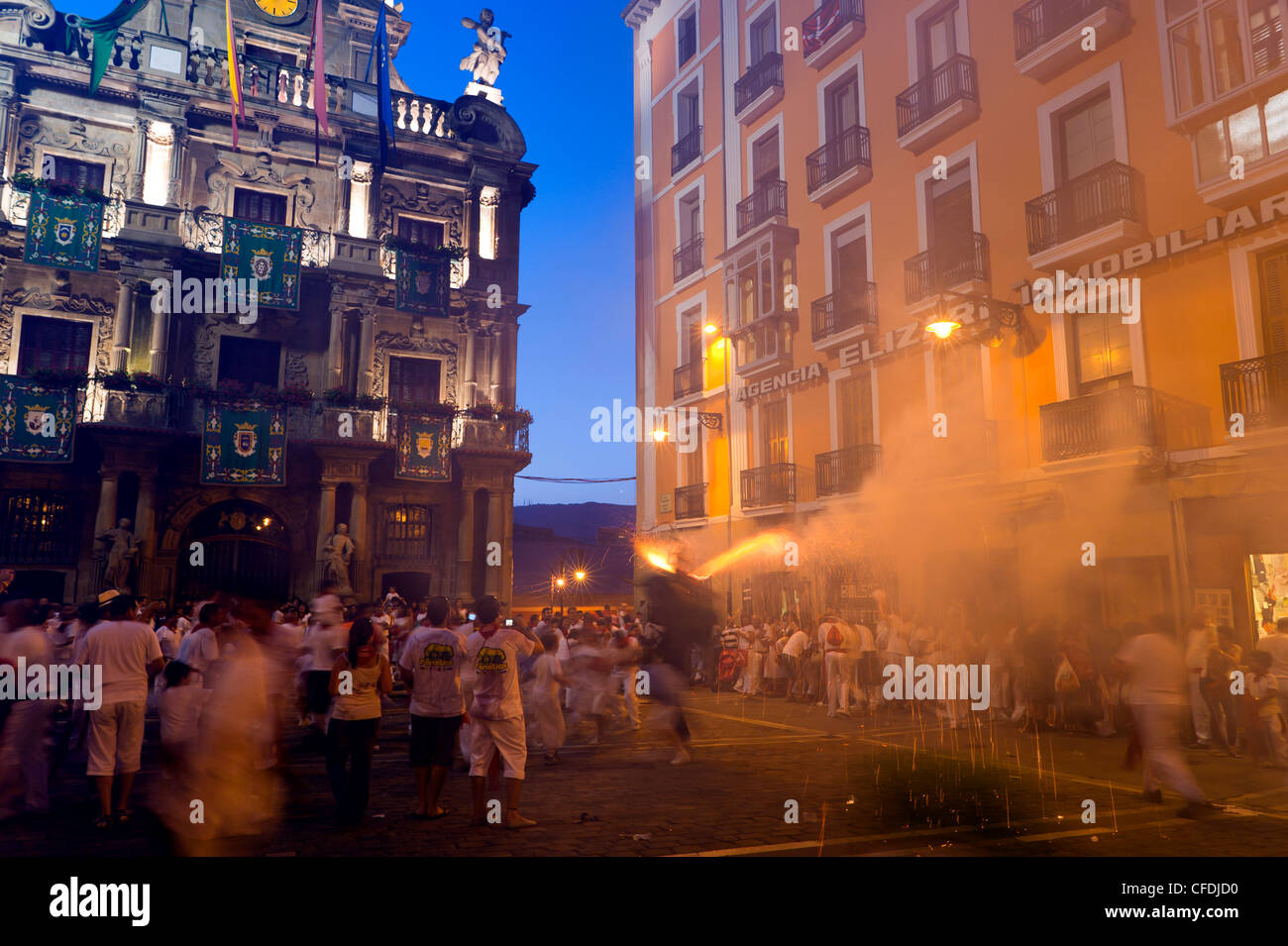 El Toro de Fuego (fuochi d' artificio Bull Run), San Fermin festival, Pamplona, Navarra (Navarra), Spagna, Europa Foto Stock
