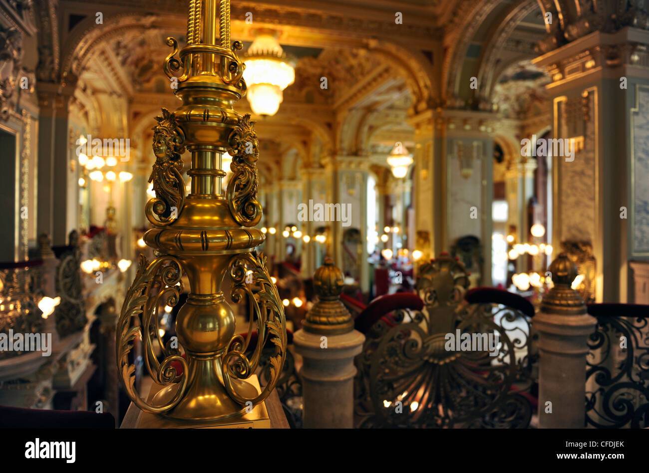 Vista interna del cafe presso il Grand Hotel di New York, Budapest, Ungheria, Europa Foto Stock