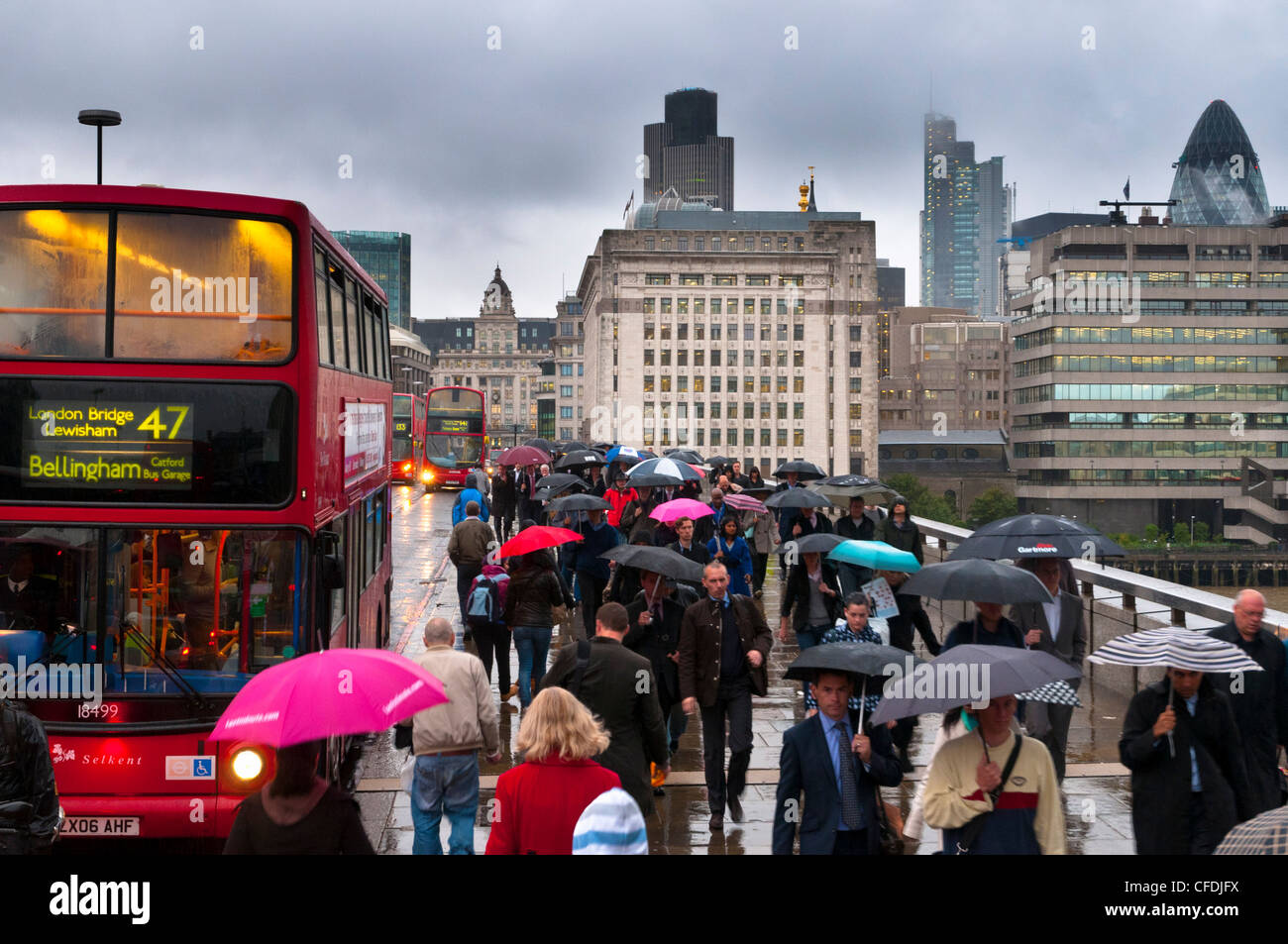 Pendolari attraversando il Ponte di Londra, London, England, Regno Unito, Europa Foto Stock