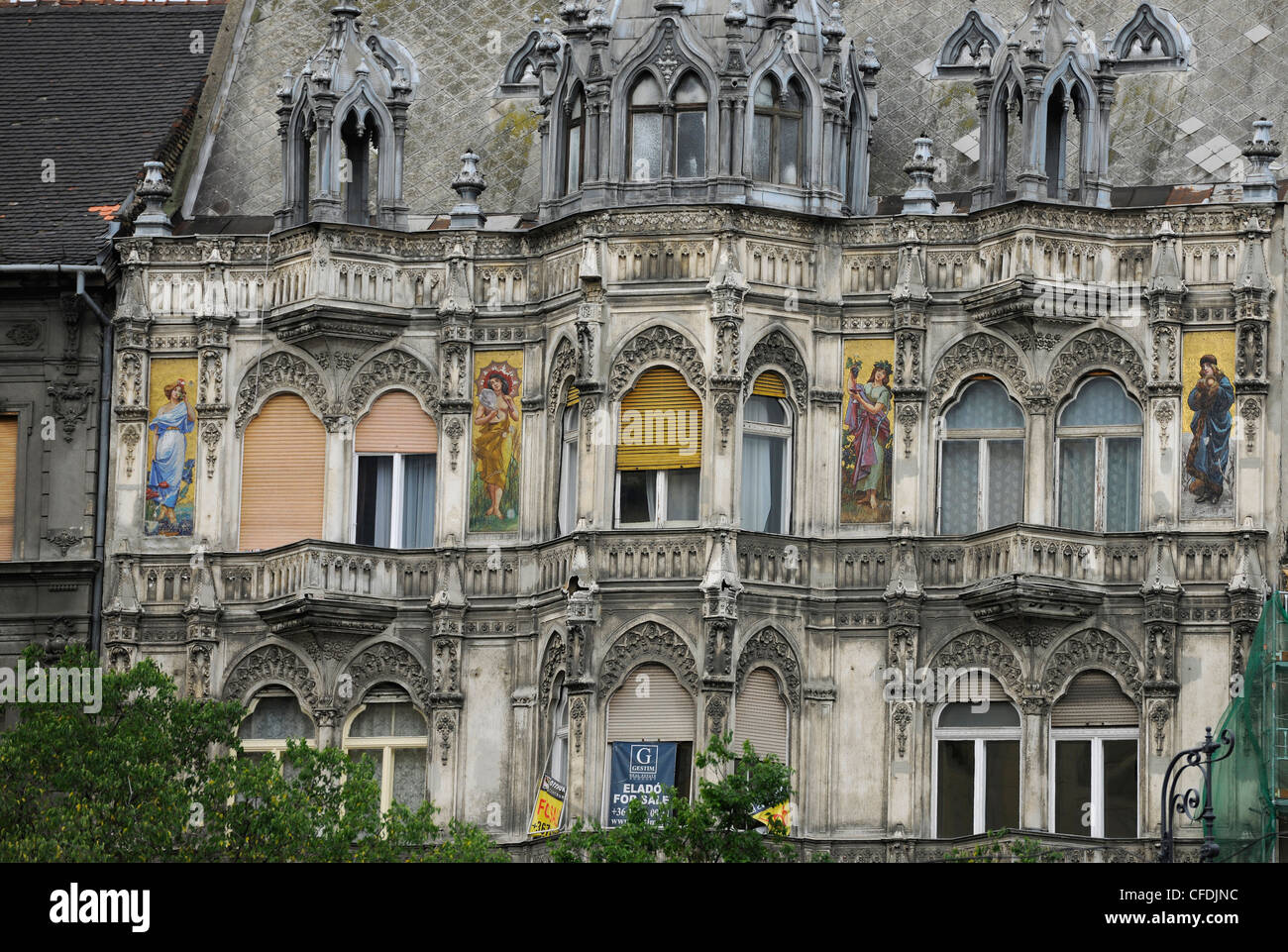 Decrepito facciata in Art Nouveau,, Budapest, Ungheria, Europa Foto Stock