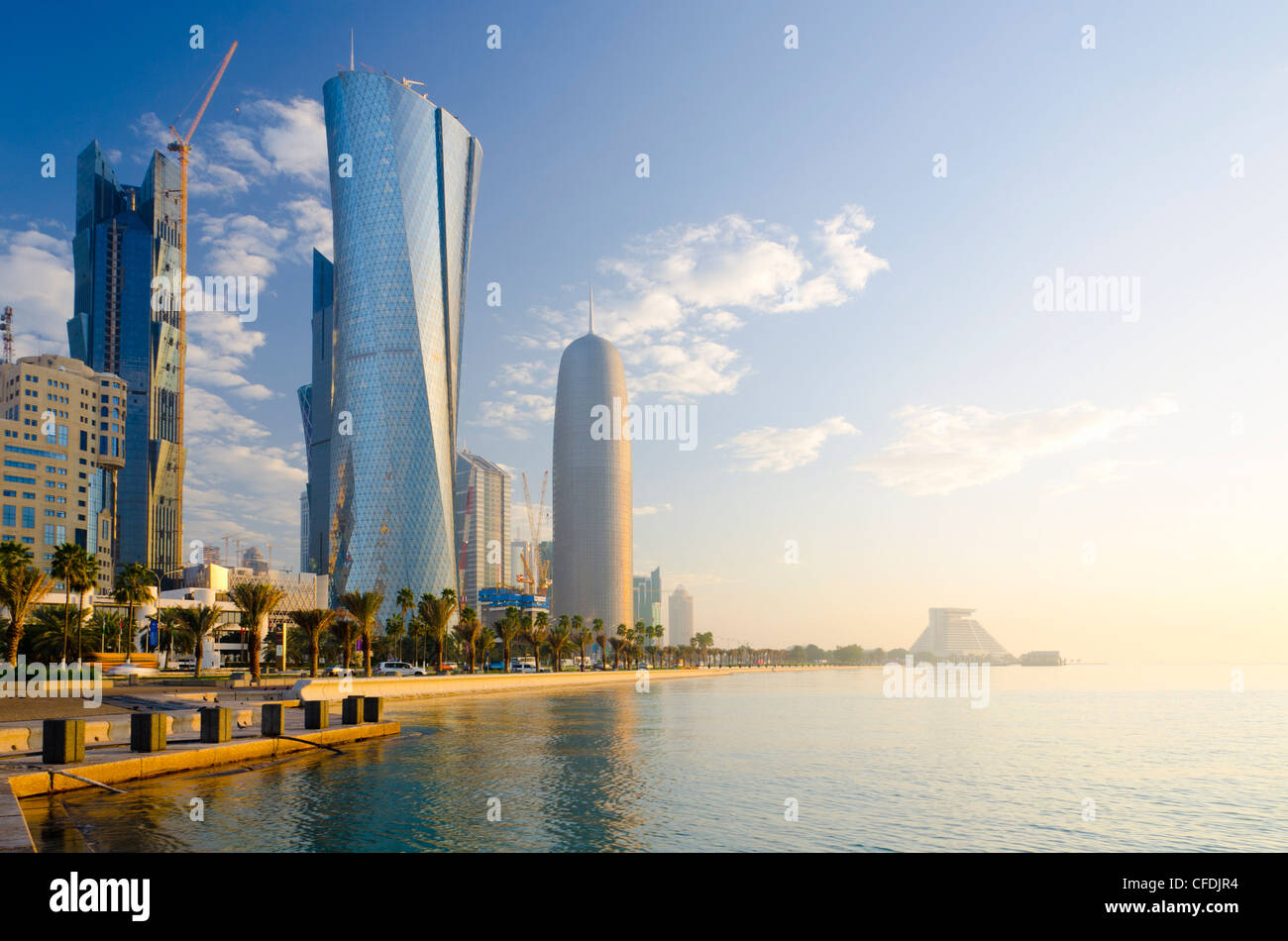 Torre di Palme, Al Bidda e torre Burj Qatar sulla skyline, Doha, Qatar, Medio Oriente Foto Stock
