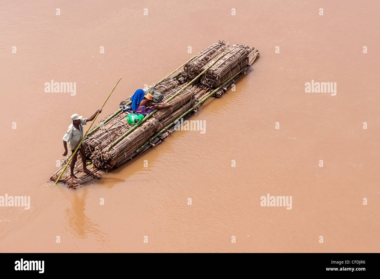 Il trasporto di merci da parte di zattera di bambù vicino Ambilobe, Madagascar settentrionale Foto Stock