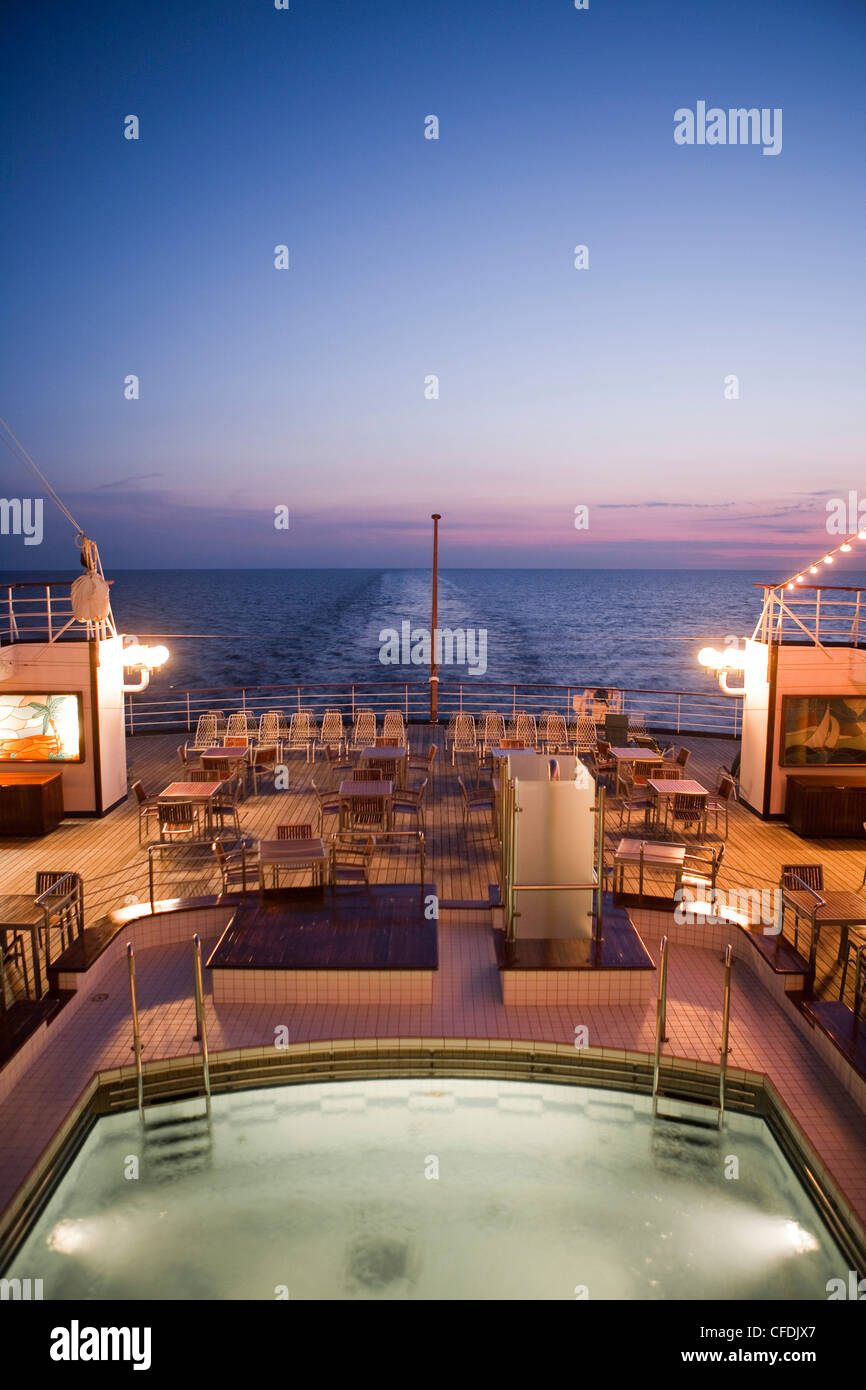 La piscina e il ponte di poppa a bordo della nave da crociera MS Astor (Transocean Kreuzfahrten) al tramonto, Mar Baltico, nei pressi di Danimarca Foto Stock