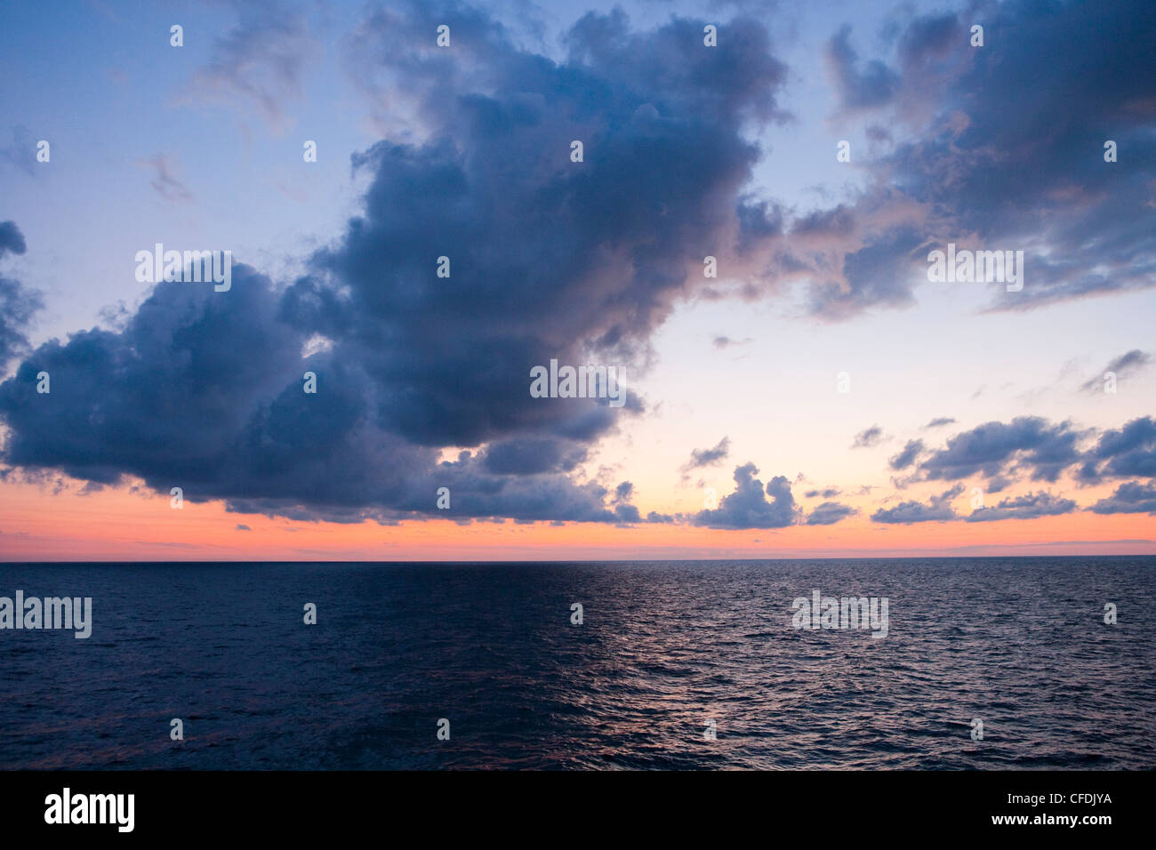 Nuvole drammatico al tramonto, Mar Baltico, nei pressi di Svezia Foto Stock