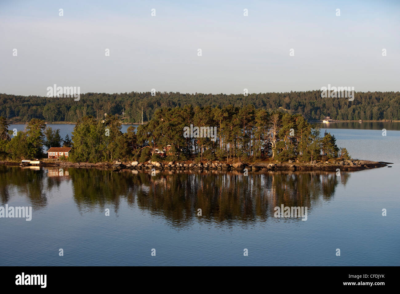 Case sulla piccola isola dell'arcipelago di Stoccolma, vicino a Stoccolma, Svezia Foto Stock