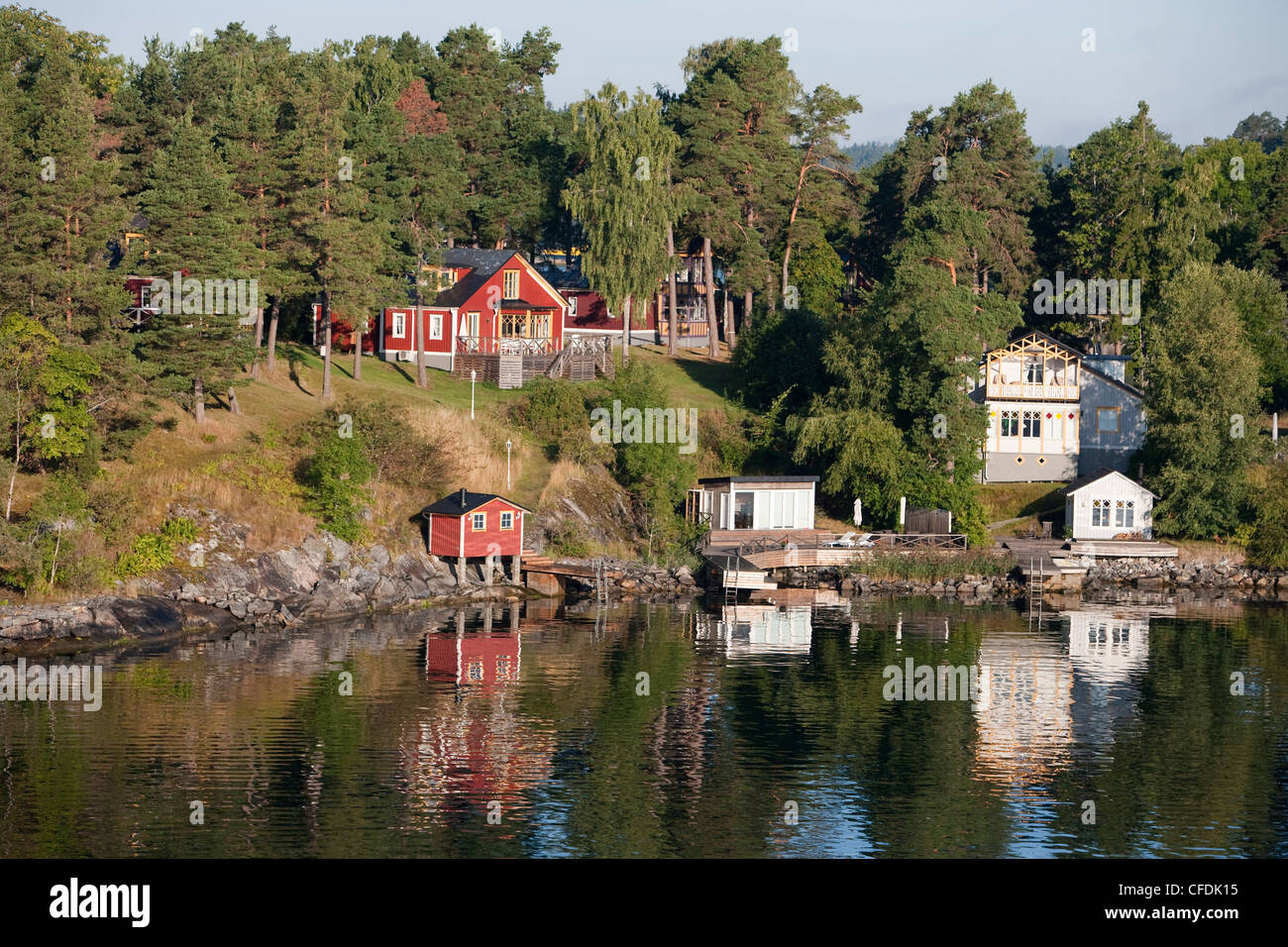 Case idilliaco lungo la linea costiera di arcipelago di Stoccolma, vicino a Stoccolma, Svezia Foto Stock