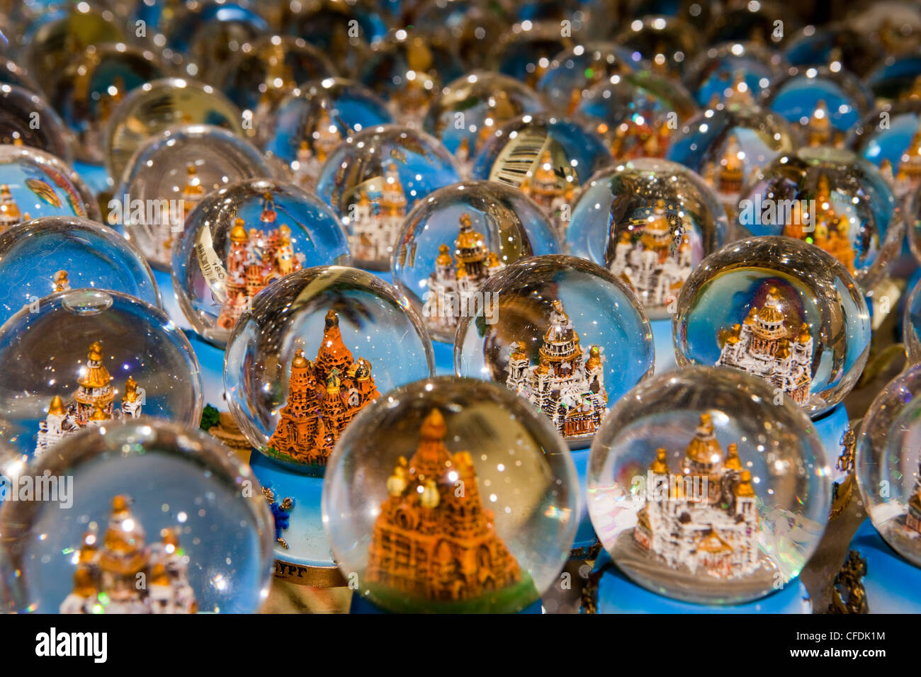 Souvenir globi di neve in vendita presso il negozio di articoli da regalo, San Pietroburgo, Russia Foto Stock