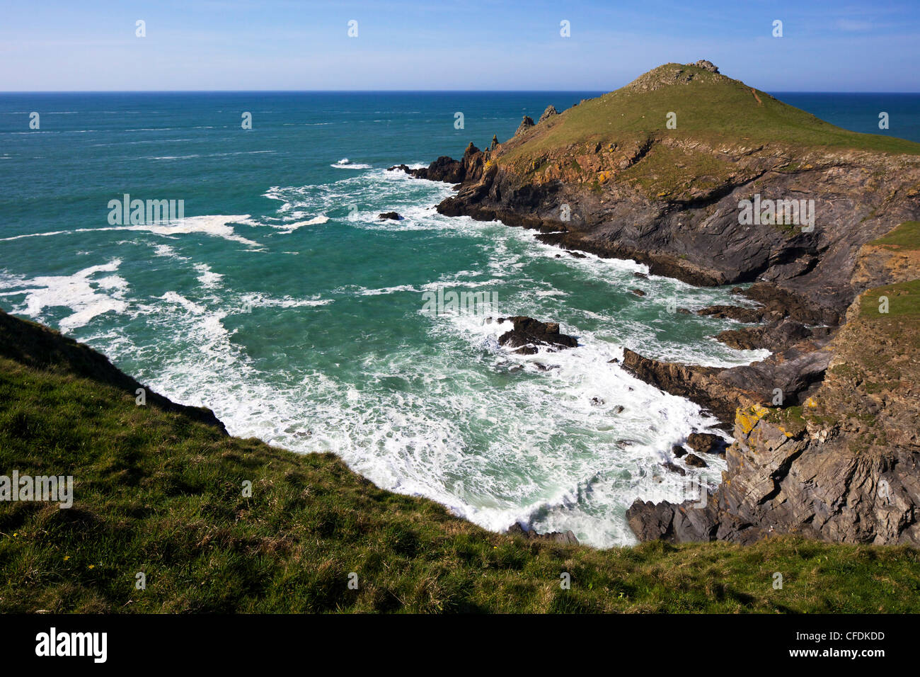Vista della Atlantic surf al punto di groppe, Pentire capezzagna, North Cornwall, England, Regno Unito, Europa Foto Stock