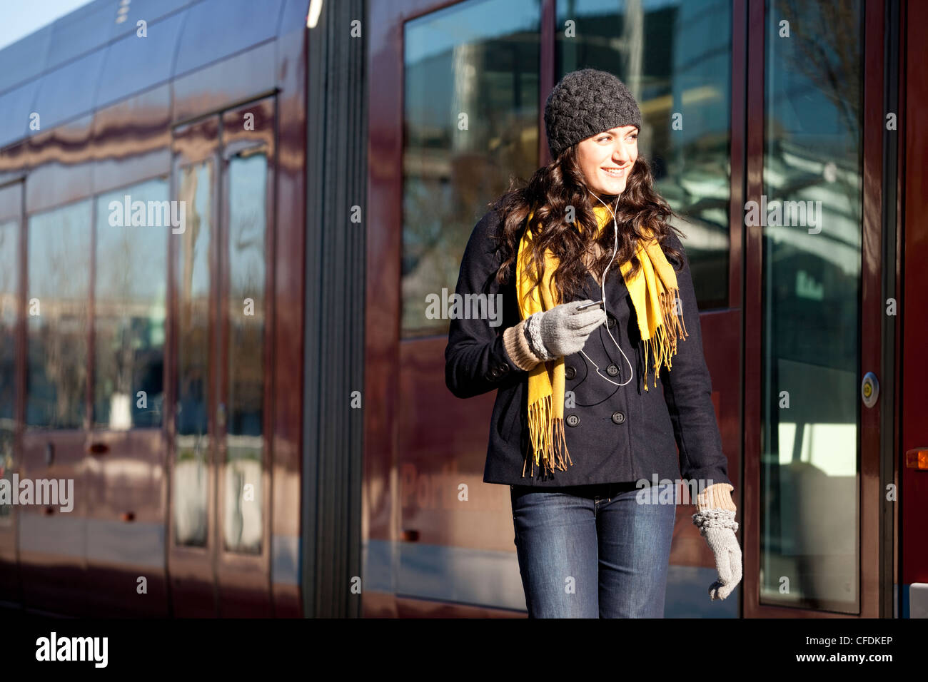 Donna che utilizza il tram in città. Foto Stock