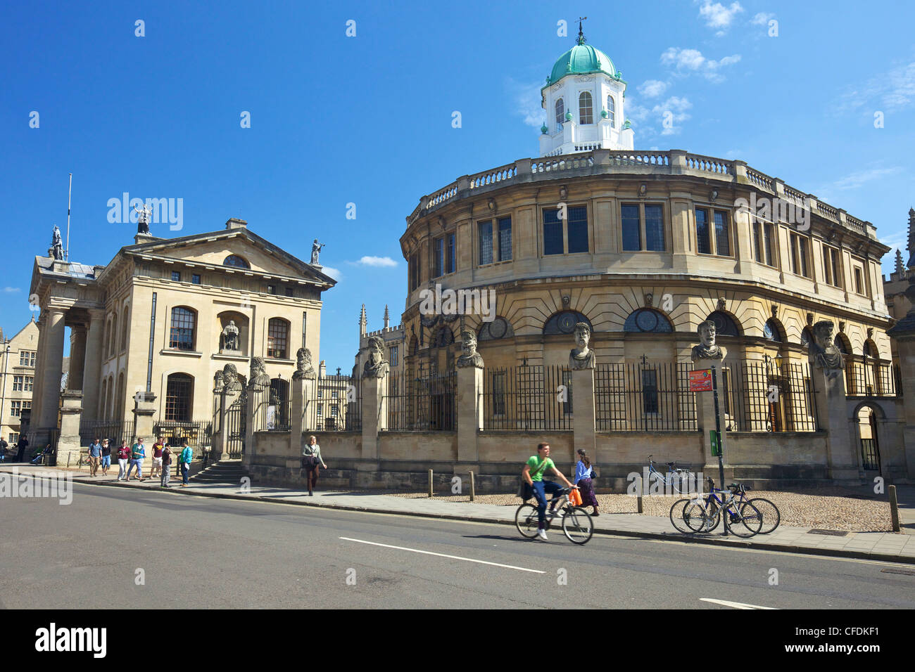 Sheldonian Theatre e Clarendon Building, Broad Street, Oxford, Oxfordshire, England, Regno Unito, Europa Foto Stock