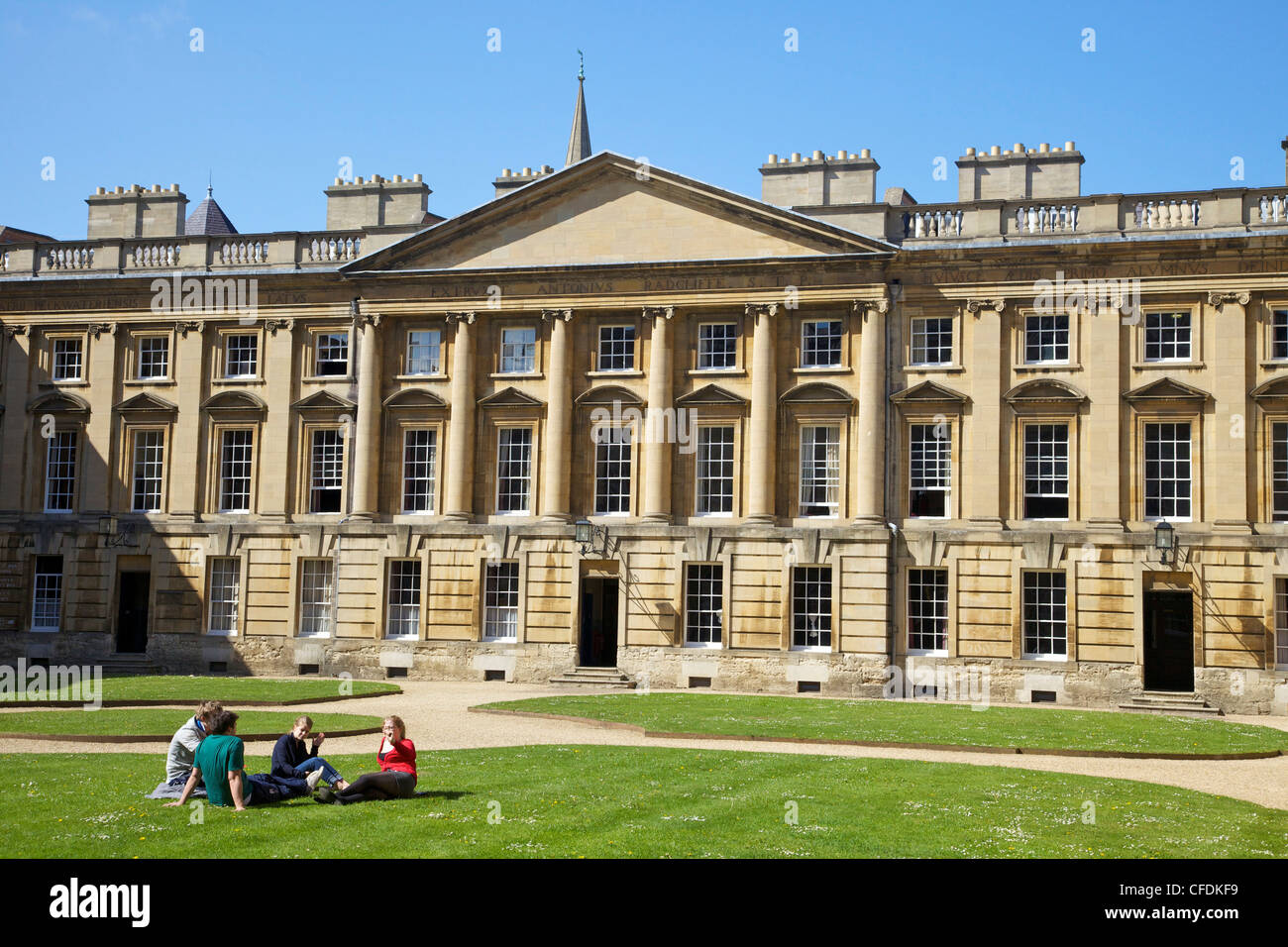 Gli studenti seduti fuori in quadrangolo Peckwater, la Chiesa di Cristo, Oxford University Oxford Oxfordshire, England, Regno Unito Foto Stock