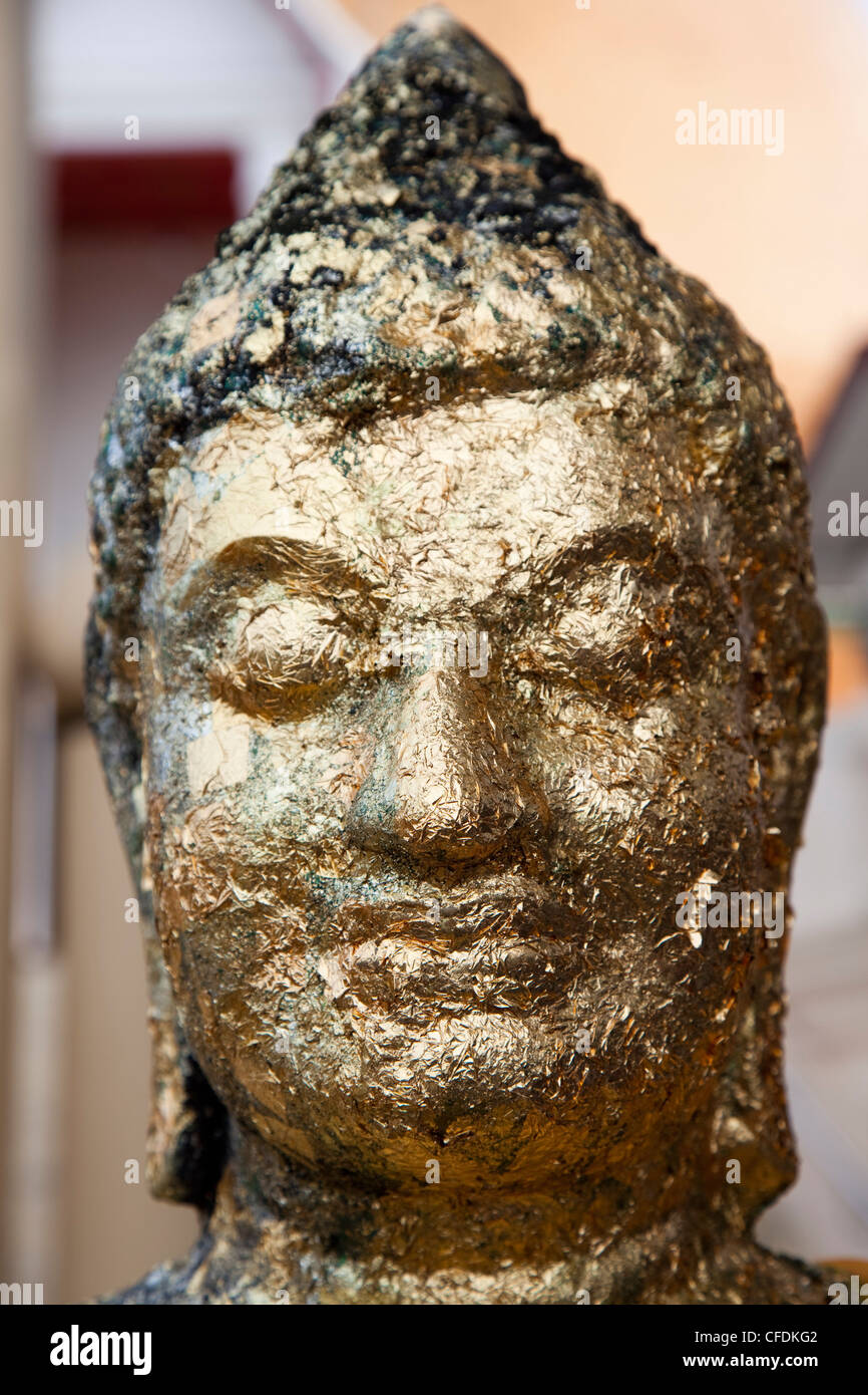Statua dorata al Phra Pathom Chedi, più alte del mondo monumento buddista, Nakhon Pathom, Thailandia Foto Stock