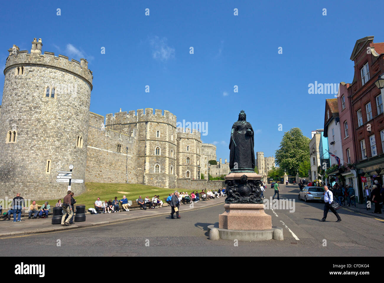 I visitatori e i turisti al di fuori del Castello di Windsor, Windsor, Berkshire, Inghilterra, Regno Unito, Europa Foto Stock