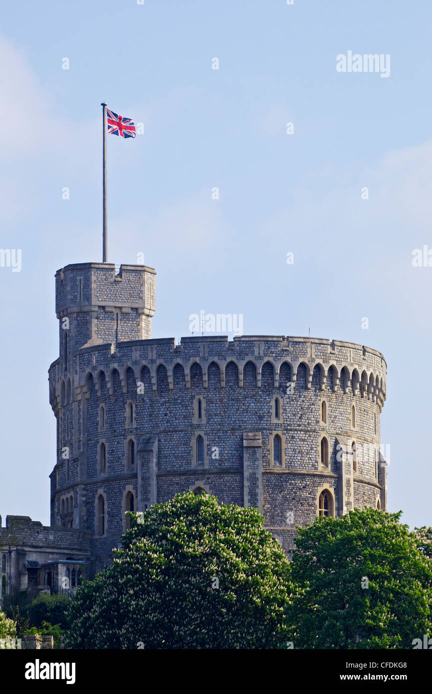 Union Jack flag battenti,il Round Tower, il Castello di Windsor, Windsor, Berkshire, Inghilterra, Regno Unito, Europa Foto Stock