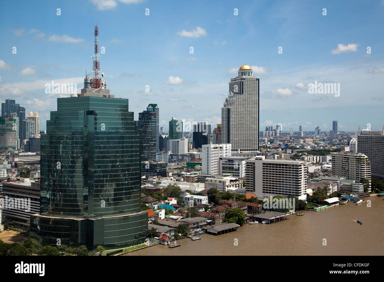 Overhead del Fiume Chao Phraya e città dal Millennium Hilton Hotel, Bangkok, Thailandia Foto Stock