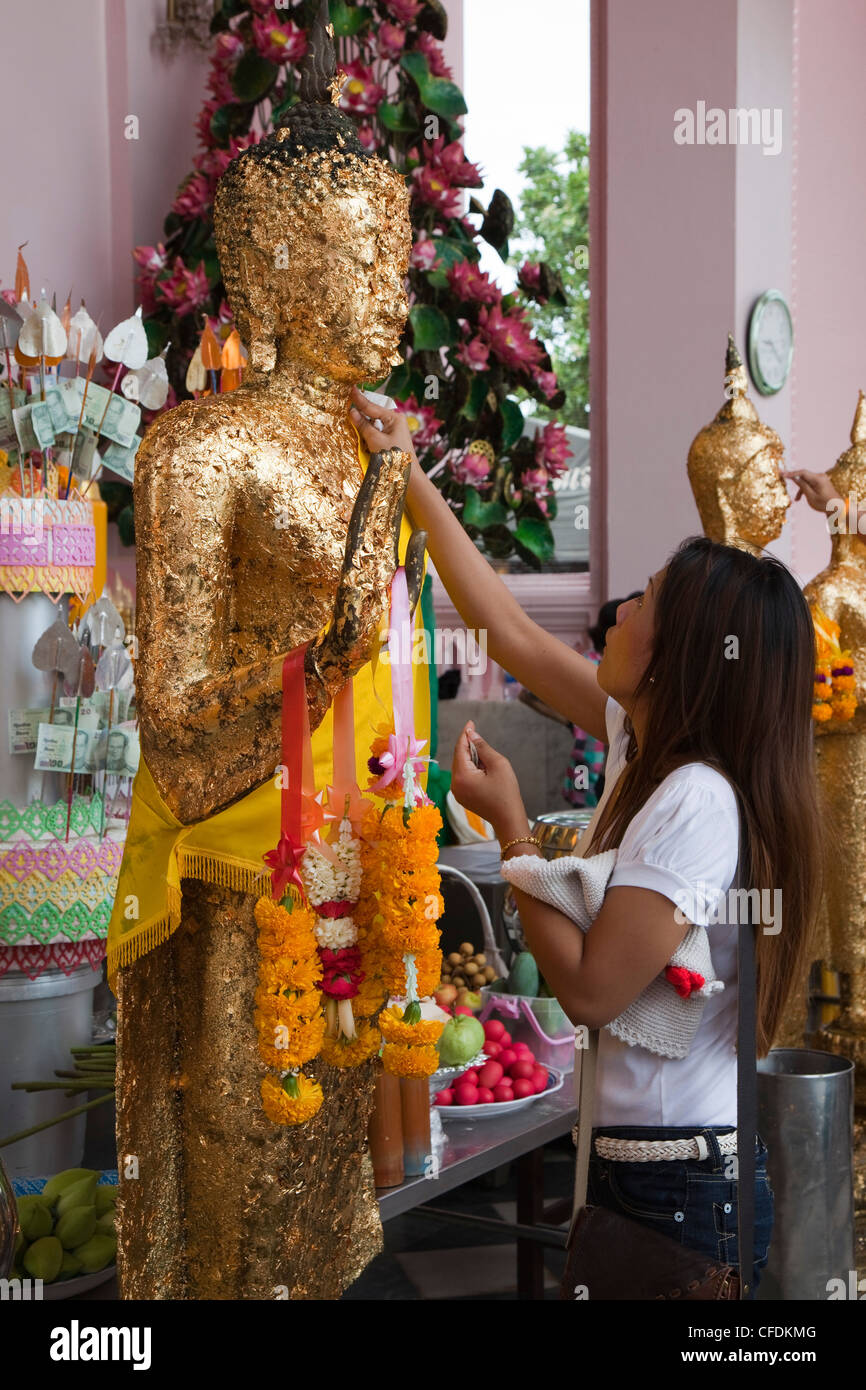 Donna venera al Phra Pathom Chedi, più alte del mondo monumento buddista, Nakhon Pathom, Thailandia Foto Stock