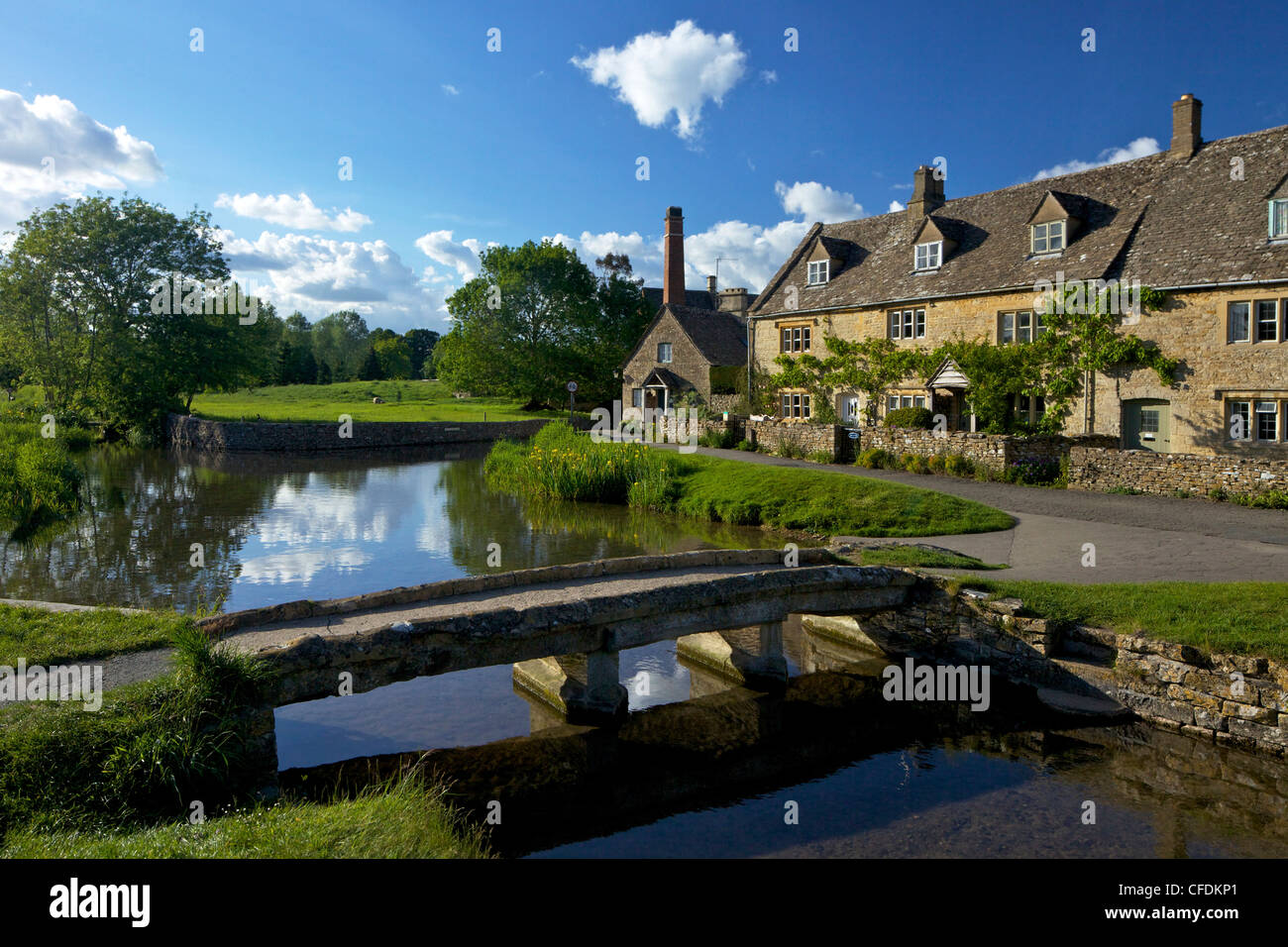 Occhio di fiume che scorre attraverso il grazioso villaggio di Lower Slaughter, il Costwolds, Gloucestershire, England, Regno Unito, Europa Foto Stock