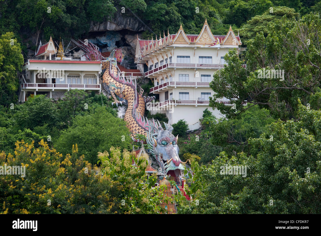 Il tempio cinese con dragon scalone lungo il fiume Kwai noi, nei pressi di Kanchanaburi, Thailandia Foto Stock