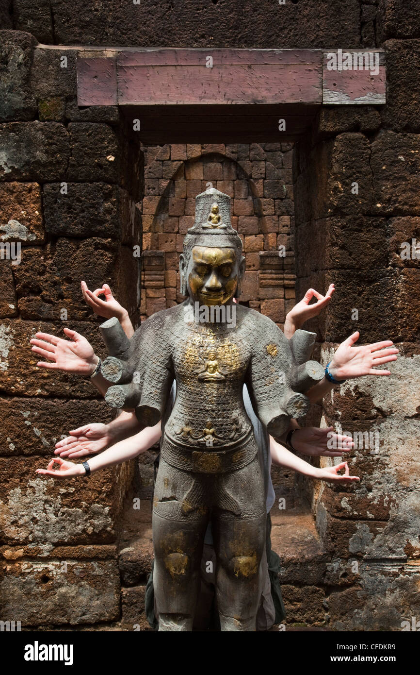 Mani dietro la statua di Shiva nel XIII secolo tempio Khmer rovine a Muang Singh parco storico, vicino a Kanchanaburi Thailandia Foto Stock