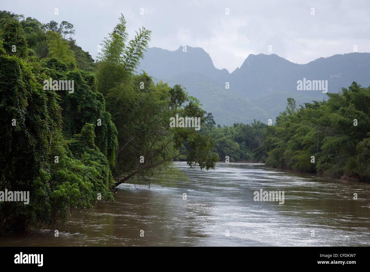 Giungla lussureggiante vegetazione e montagne lungo il fiume Kwai noi, nei pressi di Kanchanaburi, Thailandia Foto Stock