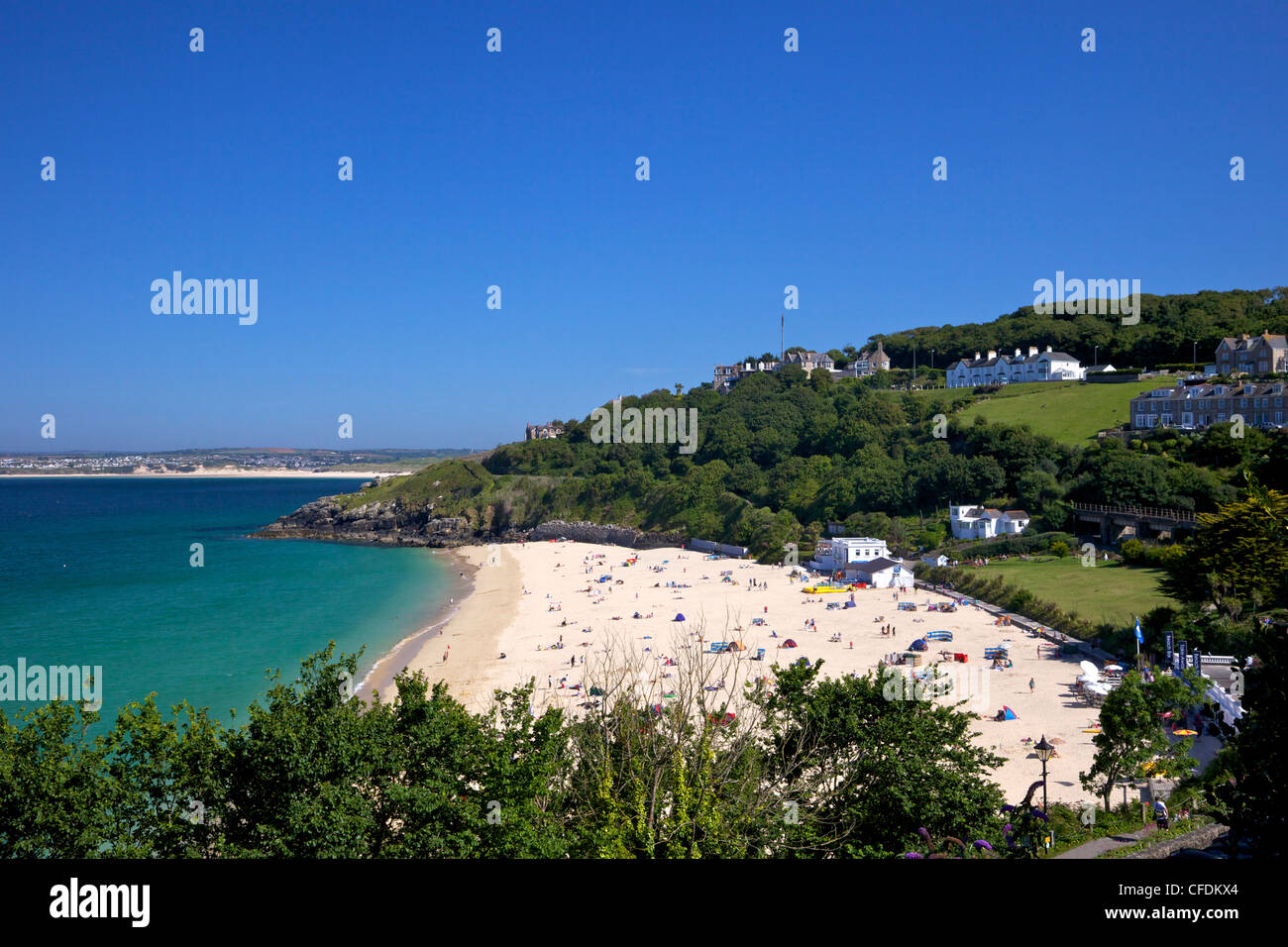 Spiaggia di Porthminster in estate il sole, St. Ives, West Penwith, Cornwall, England, Regno Unito, Europa Foto Stock