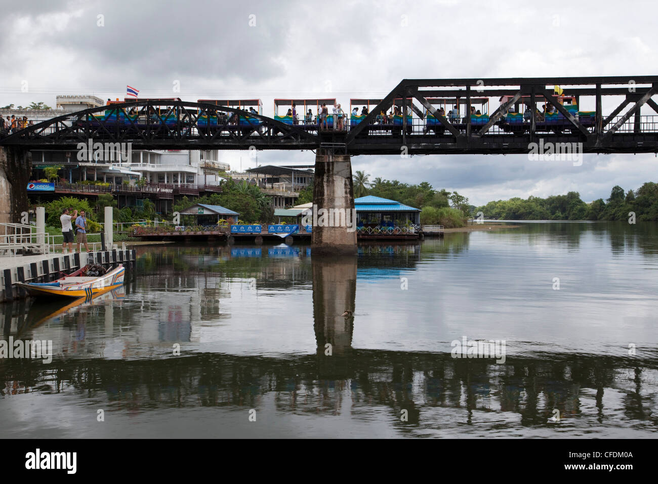 Treno turistico attraversa il ponte sul Fiume Kwai, Kanchanaburi Thailandia Foto Stock
