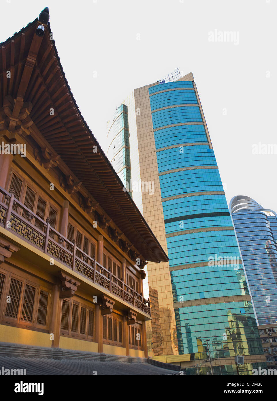 Cinese tradizionale architettura di legno accanto alla Cinese moderno in vetro e acciaio edifici, Shanghai, Cina e Asia Foto Stock