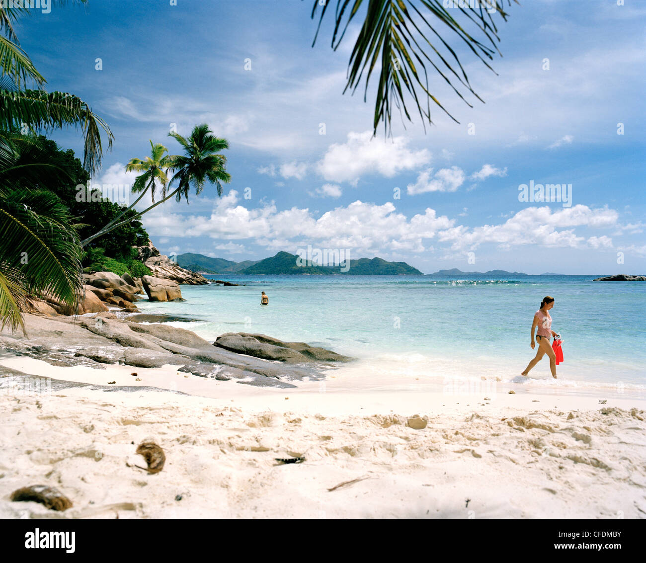 La gente ad Anse Severe Beach, a nord-ovest di La Digue, La Digue e isole interne, Repubblica delle Seicelle, Oceano Indiano Foto Stock