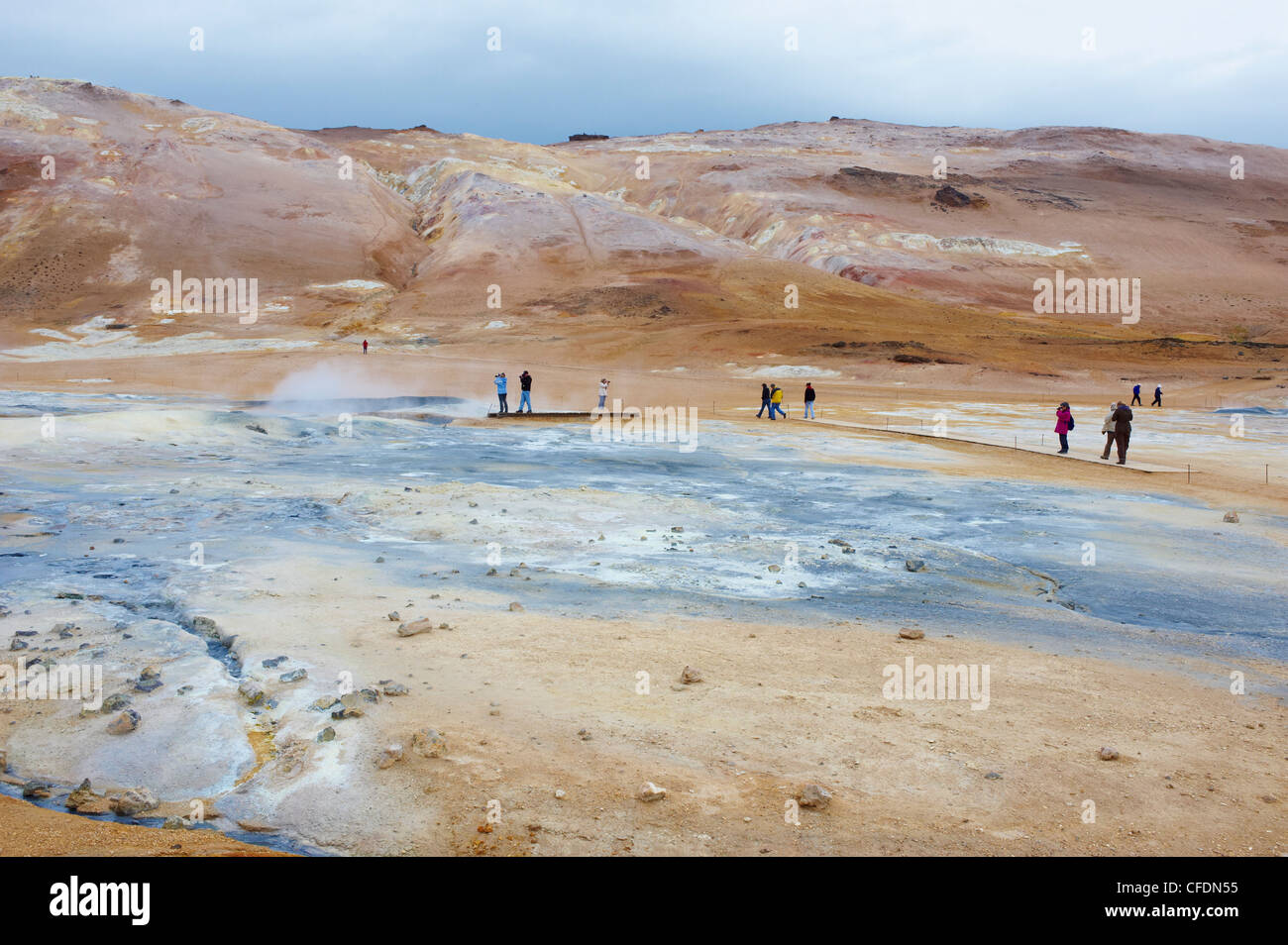 Hverir campi geotermici ai piedi della montagna di Namafjall, Myvatn lago, Islanda, regioni polari Foto Stock