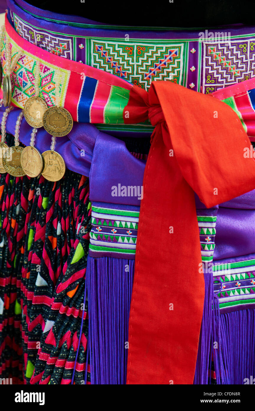 Dettaglio di un tradizionale abito da donna Hmong, Lao Anno Nuovo Festival, Luang Prabang, Laos, Indocina, Asia sud-orientale, Asia Foto Stock