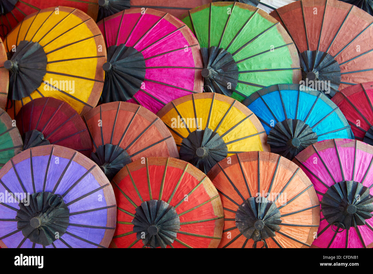 La carta a mano ombrelloni nel mercato notturno, Luang Prabang, Laos, Indocina, Asia sud-orientale, Asia Foto Stock