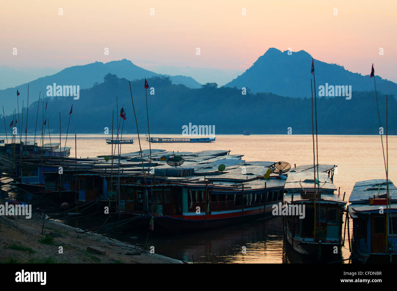 Il fiume Mekong al tramonto, Luang Prabang, Laos, Indocina, Asia sud-orientale, Asia Foto Stock
