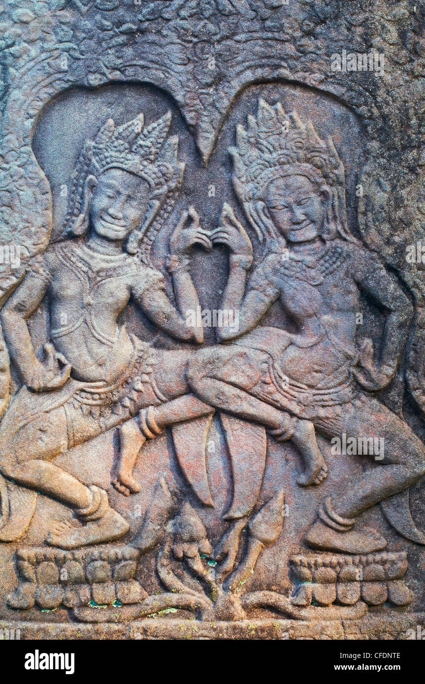 Close-up di scultura di apsara (santo dancers), tempio Bayon, risalente al XIII secolo, Angkor, Siem Reap, Cambogia Foto Stock