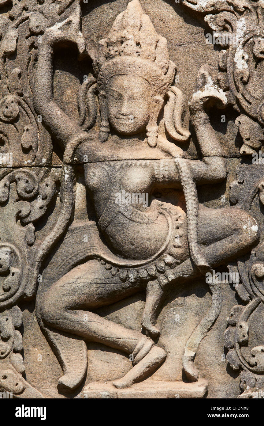 Dettaglio del rilievo Apsara scultura, tempio Bayon, risalente al XIII secolo, Angkor, Siem Reap, Cambogia Foto Stock