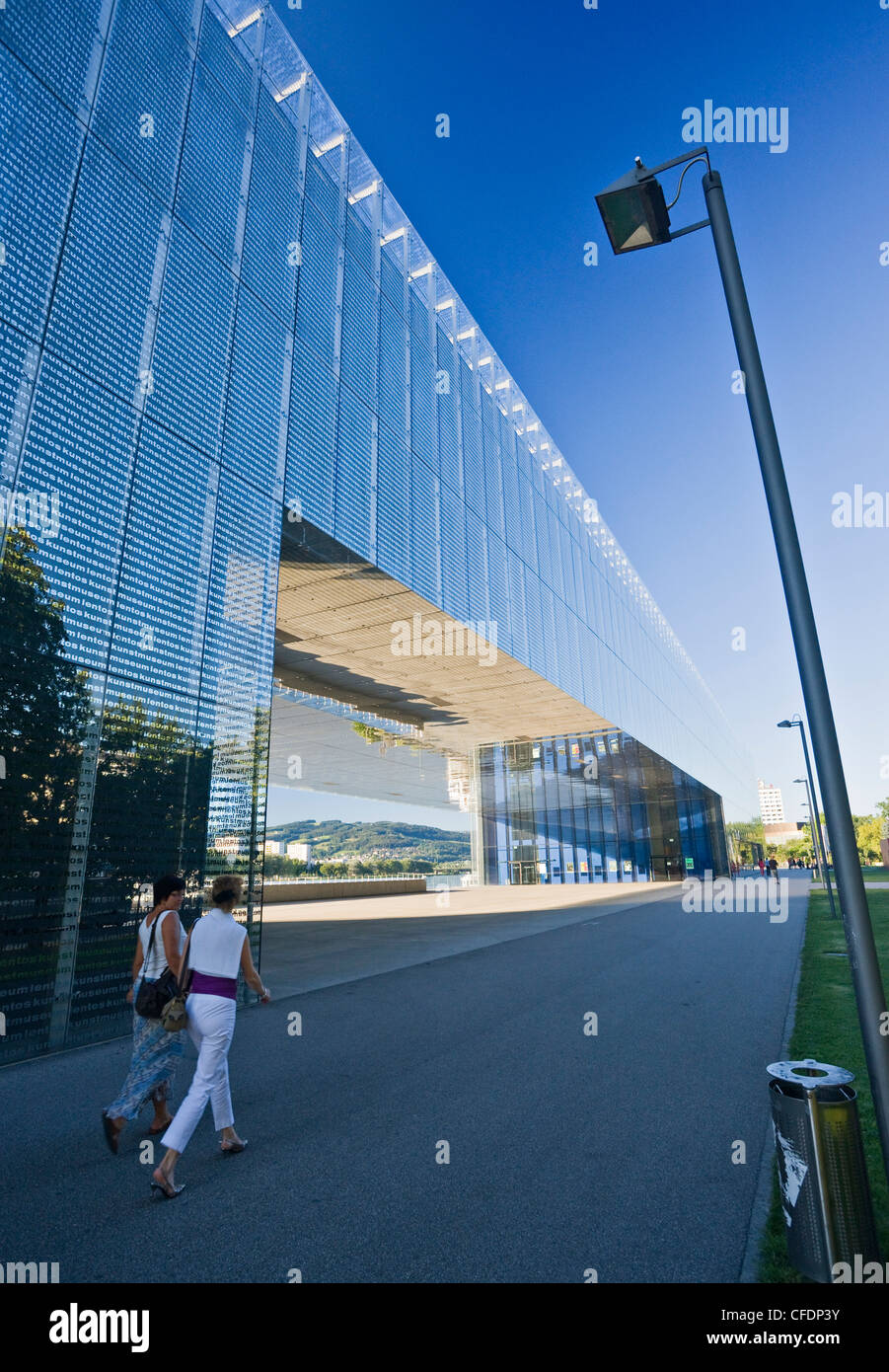 Persone nella parte anteriore del Museo Lentos di arte, Linz, Austria superiore, Austria, Europa Foto Stock