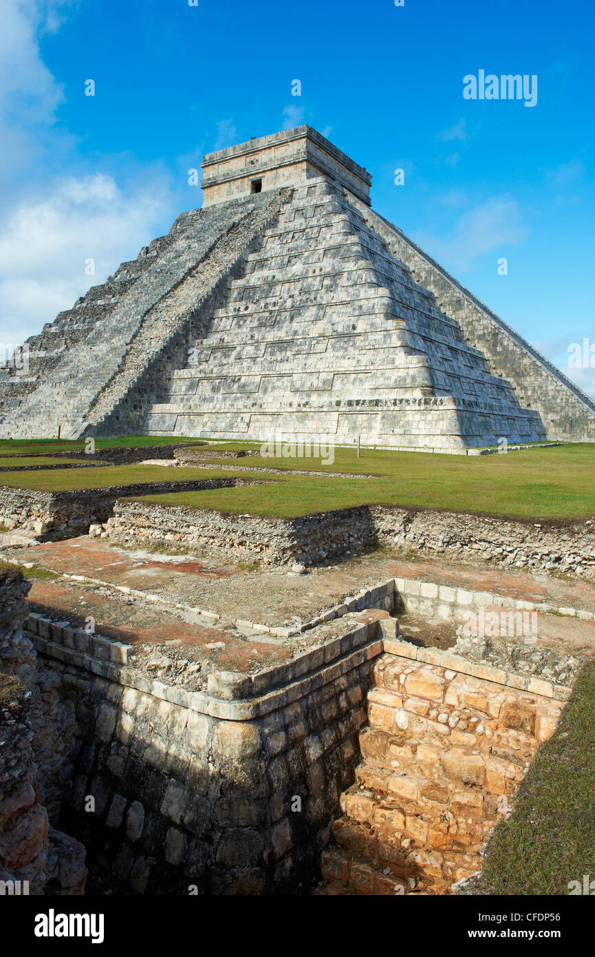 El Castillo piramide (Tempio di Kukulcan) nelle antiche rovine Maya di Chichen Itza, Sito Patrimonio Mondiale dell'UNESCO, Yucatan, Messico Foto Stock