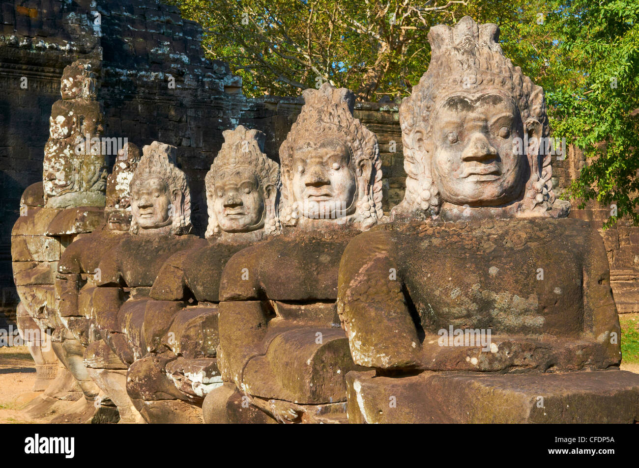 Statue di giganti tenendo il sacro naga, South Gate di immissione, Angkor Thom, Angkor, Siem Reap, Cambogia Foto Stock