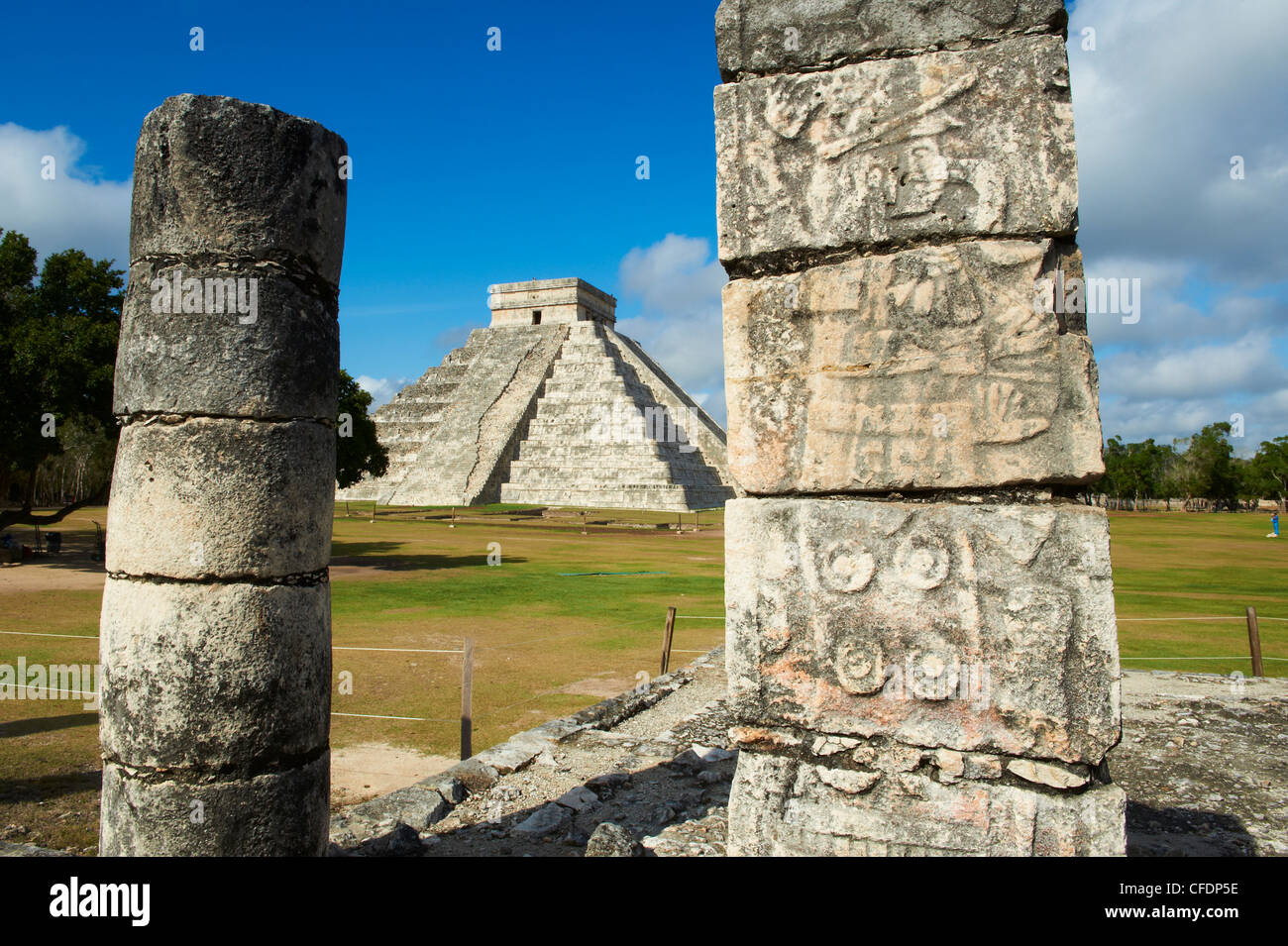 El Castillo piramide (Tempio di Kukulcan) nelle antiche rovine Maya di Chichen Itza, Sito Patrimonio Mondiale dell'UNESCO, Yucatan, Messico Foto Stock